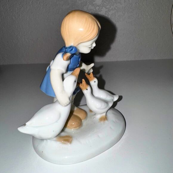 Vintage Porcelain Girl with Geese Figurine | 1950s-70s | Cottagecore Farmhouse - Picture 3 of 10